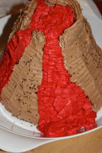 Eldfjall - 3 hæðasúkkulaði kaka og hérna er rauðakremið með cherry bragði og brúna með kakóbragði Eldfjall - 3 hæðasúkkulaði kaka og hérna er rauðakremið með cherry bragði og brúna með kakóbragði