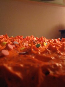 Hérna er búið að setja appelsínugulan (rauðan og gulan) matarlit í smjörkremið og setja kökuskraut Hérna er búið að setja appelsínugulan (rauðan og gulan) matarlit í smjörkremið og setja kökuskraut