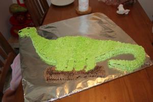 Risaeðla skreitt með grænu smjörkremi með lime bragði Risaeðla skreitt með grænu smjörkremi með lime bragði