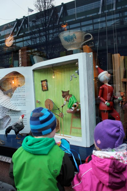 Í gluggunum hjá NK (Nordiska Kompaniet) eru árlega feikilega flottar útstillingar sem breytast á hverju ári. Í ár var þemað greinilega barnabókmenntir og voru svo sannarlega ekki slor!