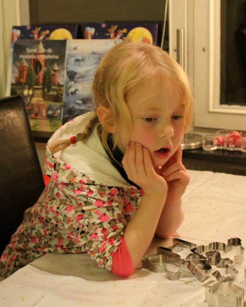 Ágústa hlýðir á með mikilli athygli