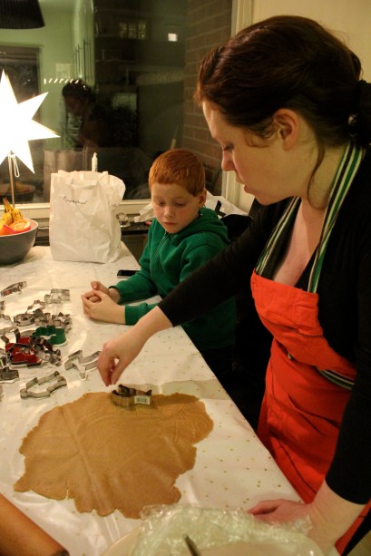 Tobba að lesa börnunum piparkökureglurnar...