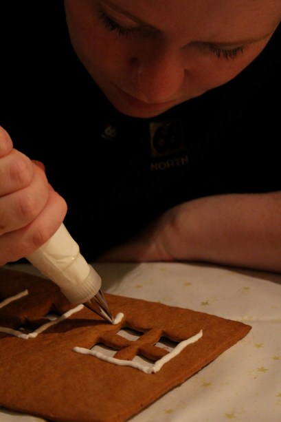 Hliðarnar skreyttar, best meðan húsið er ósamsett!