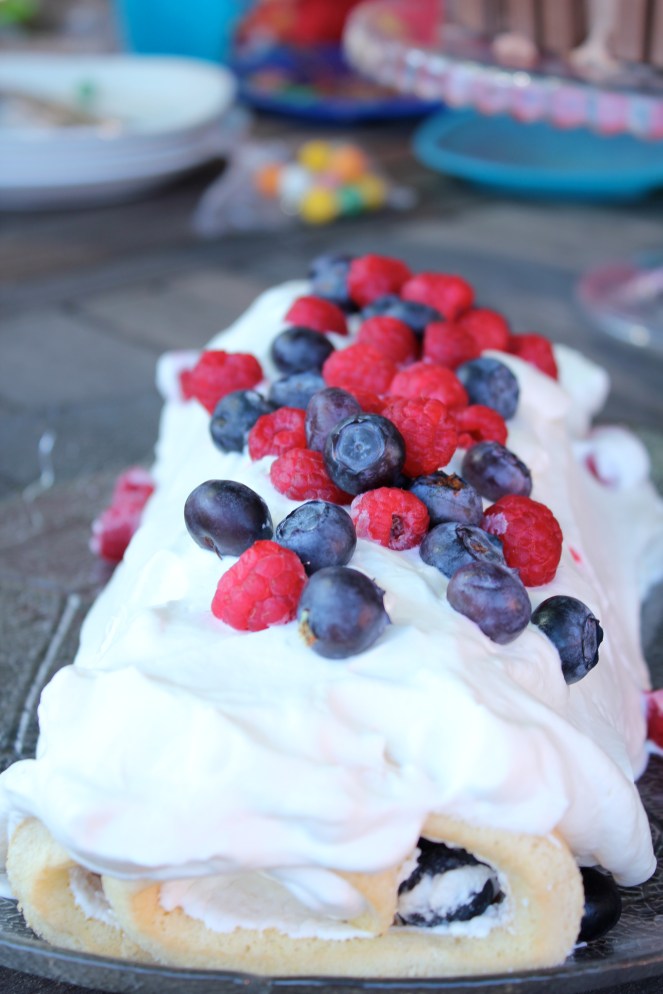 Rúlluterta með rjóma og berjum