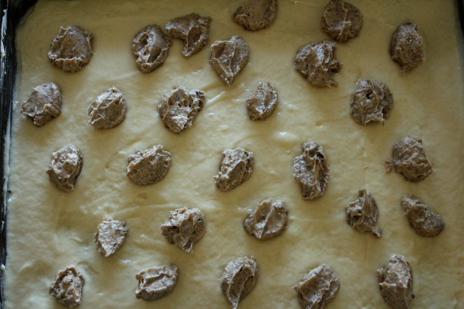 Búið að setja fyllinguna á, ca. msk í hverri kúlu. 