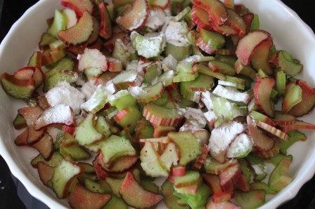 Skerið rabbabara i þunnar sneiðar og stráið yfir 1 msk af kartöflumjöli.