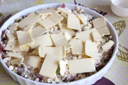 Skerið 75 gr af köldu smjöri í sneiðar með ostaskera og leggjið yfir kökuna...