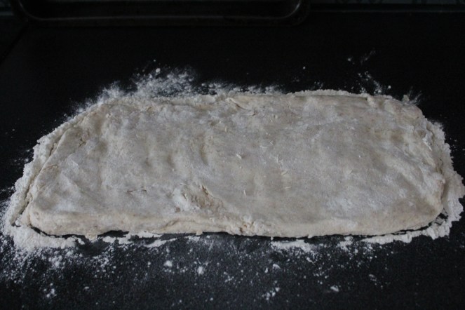 Deigið er teigt og toga með fingrunum í ferhyrning, 2 cm. þykkan