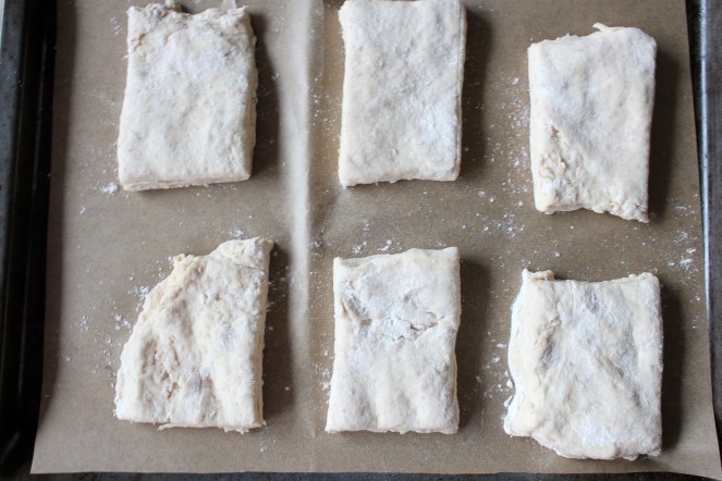 Ég skar deigið í 10 bita með pitaskera, eins og sjá má var nákvæmnin í algeru fyrirrúmi ;)