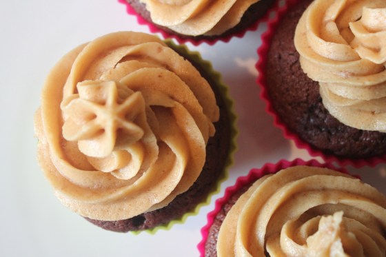 Djöflatertu-cupcakes með karamellukremi