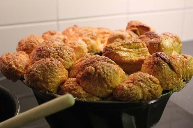 Þegar ég var búin að stúttfylla formið af kanilbollum þá var það eiginlega dálítið fyrirsjáanlegt hvernig þetta myndi enda :P