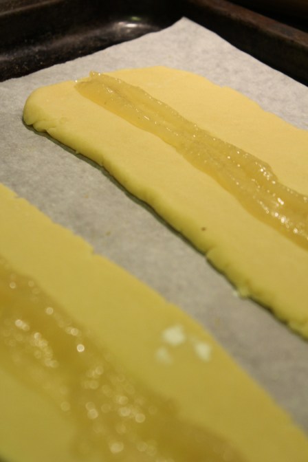 Fyllið rákirnar með eplamauki.