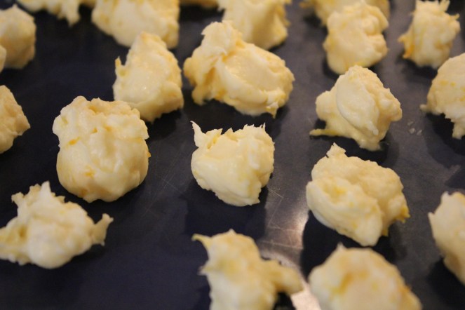 40 litlar kúlur, ég notaði teskeið til að búa til kúlur sem voru sennilega eins og hálf tsk að stærð hver. 