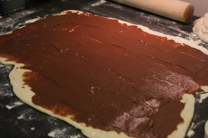 Fletjið deigið út í ferhyrninginn og smyrjið nuttellasmjörinu á það. 