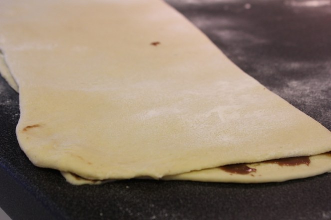 Brjótið saman deigið (eða leggið það saman). 