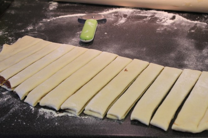 Skerið deigið í sæmilega breiðar ræmur (ekki of mjóar, þá er erfitt að snúa upp á finnst mér)