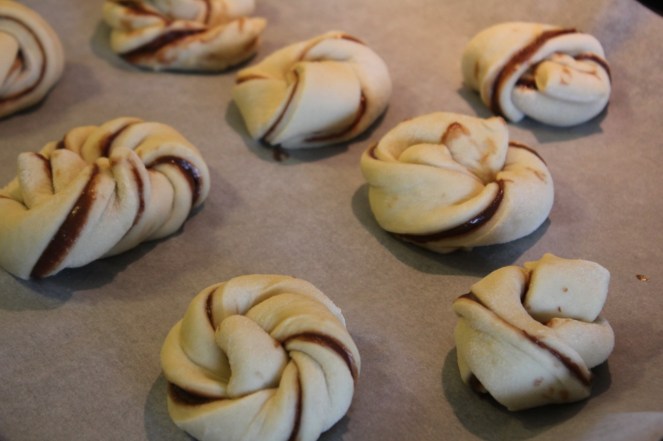 Búið til hring úr hverri uppásnúinni ræmu, stingið svo endanum á ræmunni í miðjuna á hringnum. 